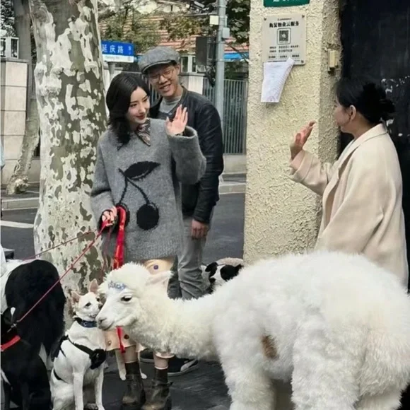 Sweater same with actor - Picture 3 of 3